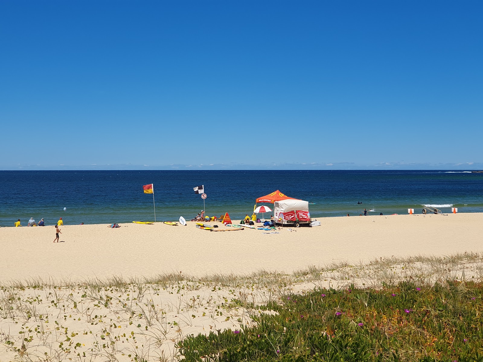 Heads Beach的照片 带有碧绿色纯水表面