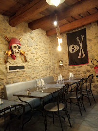 Atmosphère du Restaurant de fruits de mer Le Quai des Pirates - Restaurant et magasin de fruits de mer et coquillages Martigues - n°16