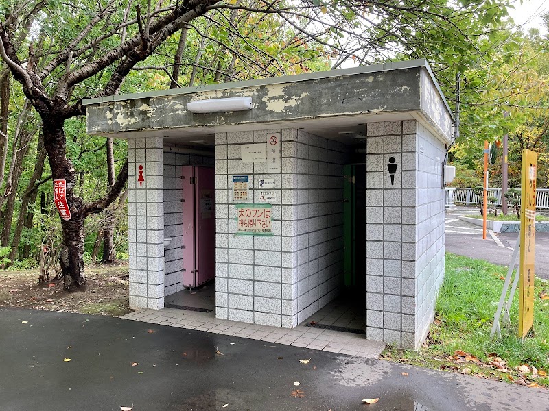 清田南公園 公衆トイレ(野球場前)