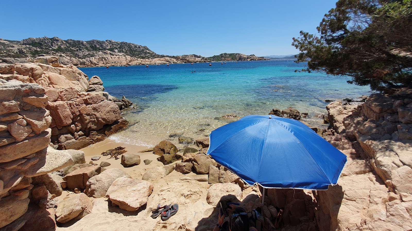 Foto di Spiaggia Cala Francese circondato da montagne