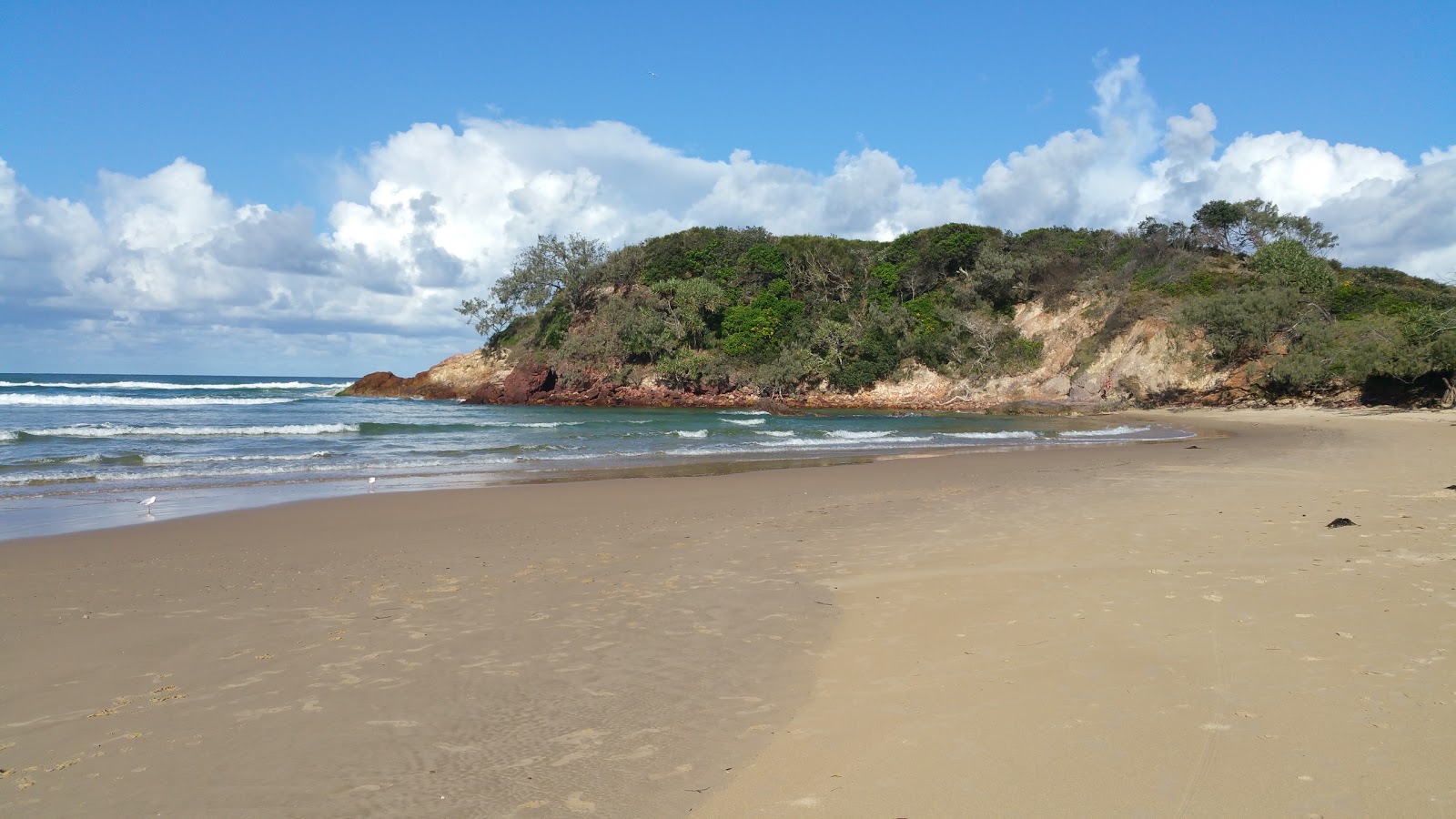 Φωτογραφία του Little Beach περιτριγυρισμένο από βουνά