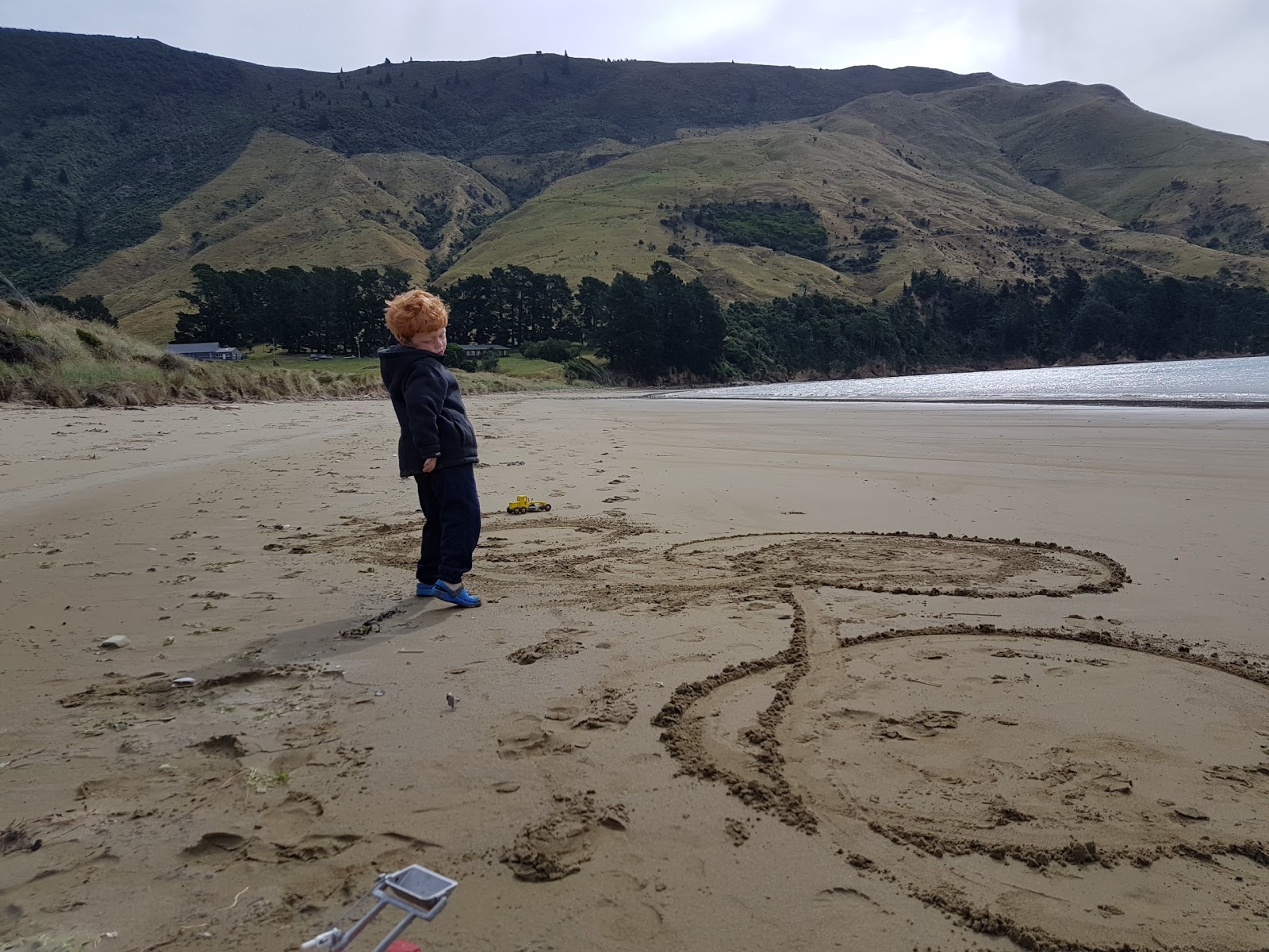 Foto de Titirangi Beach - lugar popular entre os apreciadores de relaxamento