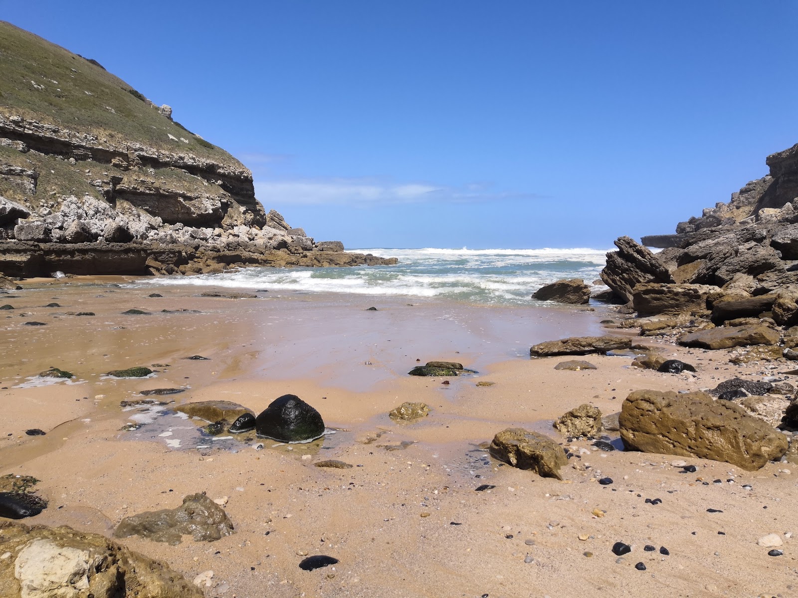 Praia da Samarra的照片 带有碧绿色纯水表面