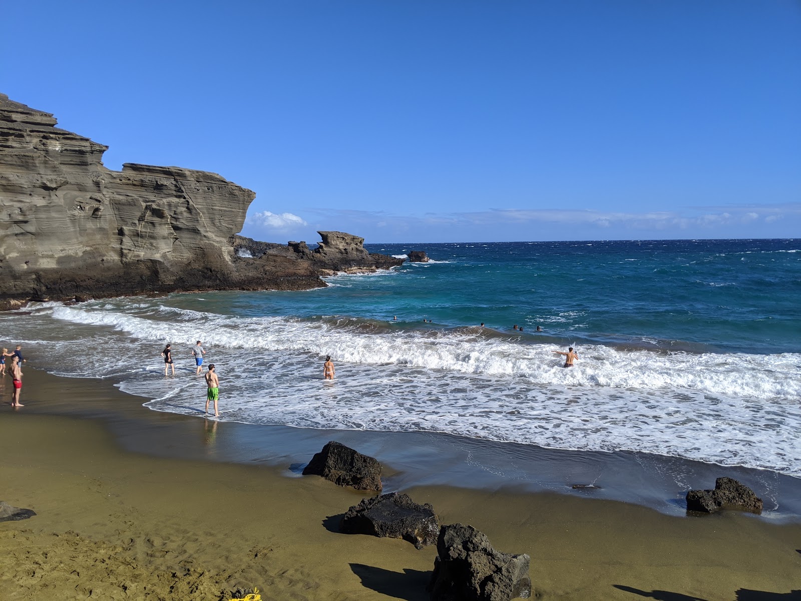 Foto von Grüner Sandstrand mit geräumige bucht