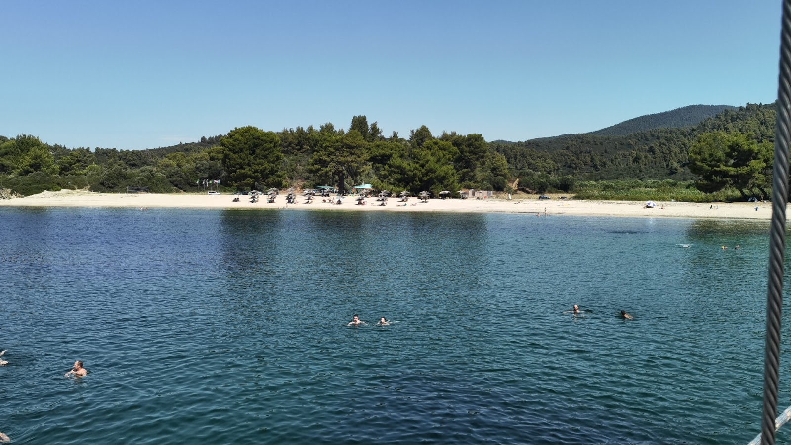 Foto de Azapiko beach - lugar popular entre os apreciadores de relaxamento