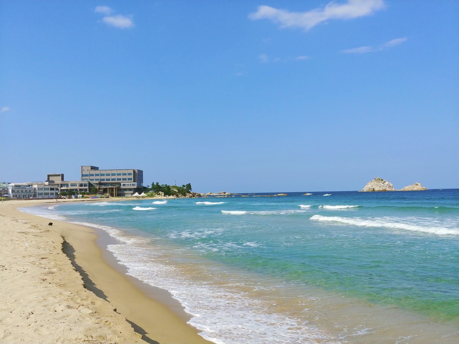 Foto de Jajakdo Beach con arena beige superficie