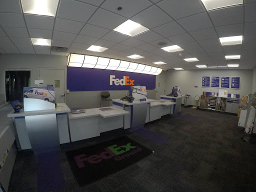 Shipping and Mailing Service «FedEx Ship Center», reviews and photos, 28000 5 M Center Dr, Romulus, MI 48174, USA