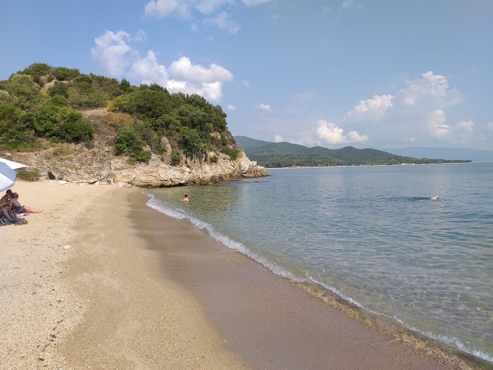 Foto von Sykia Beach mit beiger sand & kies Oberfläche