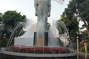 Statue of Gubernur Suryo image