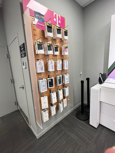 Cell Phone Store «T-Mobile», reviews and photos, 112 Eisenhower Pkwy #1037, Livingston, NJ 07039, USA