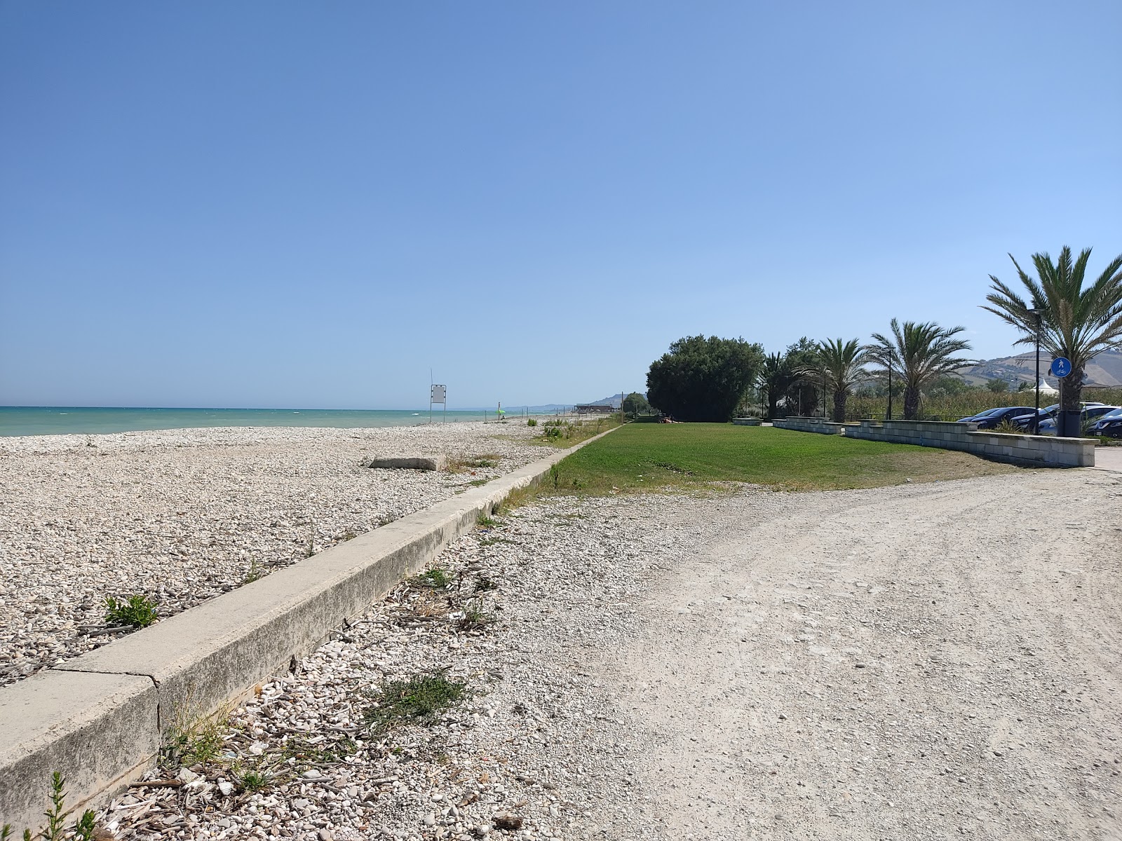 Foto av Spiaggia di Scerne med lång rak strand