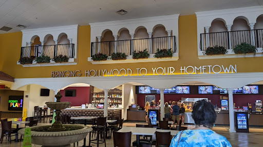 Movie Theater «B&B Theatres Overland Park 16», reviews and photos, 8601 W 135th St, Overland Park, KS 66223, USA