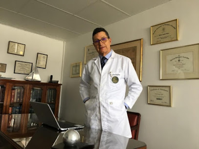 Dr. Cayo Mario Santos Mora, Urólogo