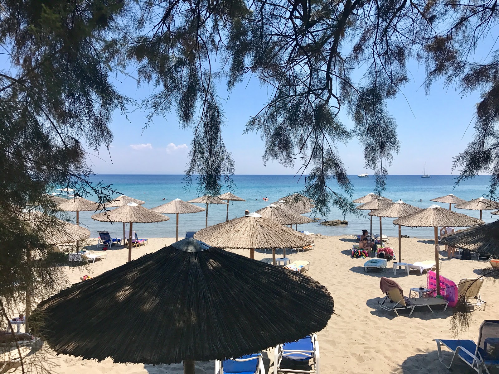 Mavratzi Beach'in fotoğrafı düz bir kıyı şeridi ile birlikte