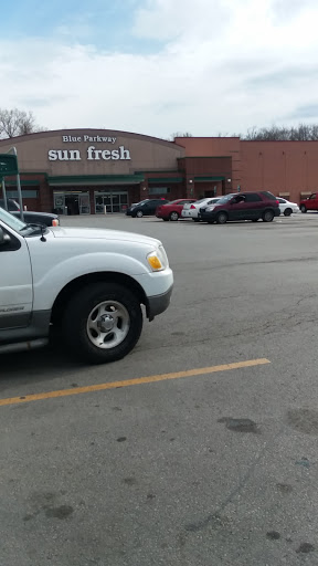Grocery Store «Blue Parkway Sunfresh», reviews and photos, 4209 E 50th Terrace, Kansas City, MO 64130, USA