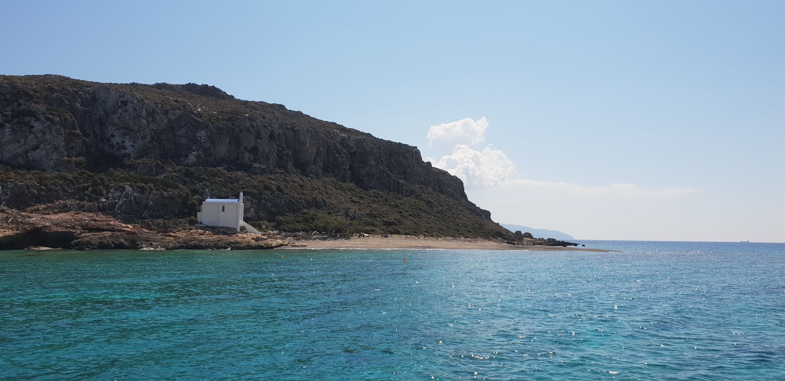 Fotografie cu Aglyftis beach cu o suprafață de apa pură turcoaz