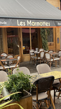 Atmosphère du Restaurant servant de la raclette Les Marmottes à Paris - n°4