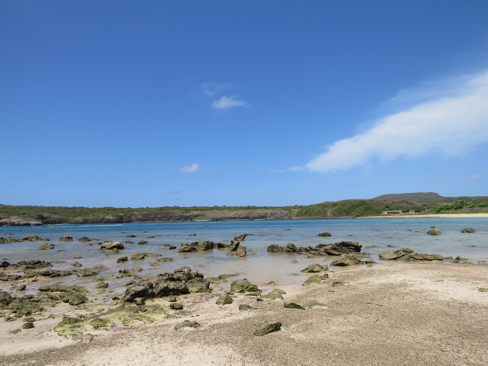 Foto von Praia do Sueste umgeben von Bergen