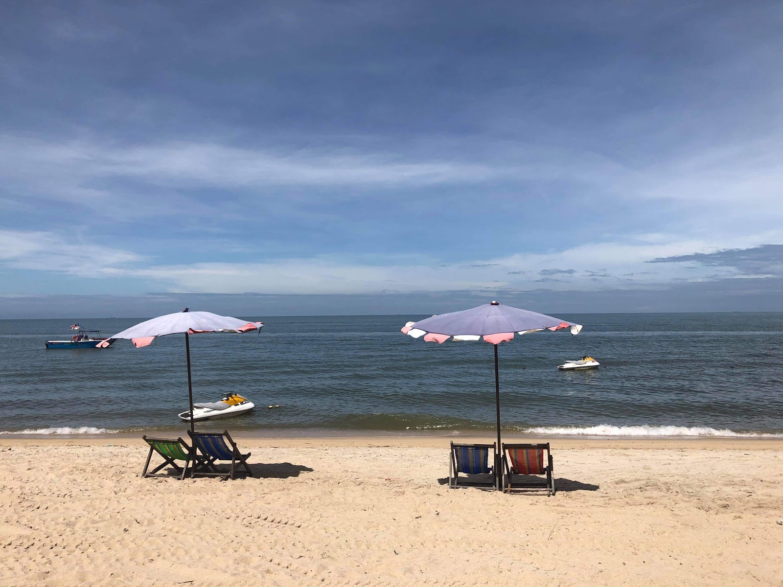 Foto de Tanjung Bungah Beach - lugar popular entre os apreciadores de relaxamento