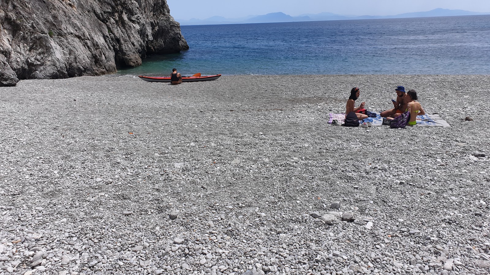 Spiaggia di Sovrano'in fotoğrafı küçük koy ile birlikte