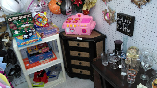 Flea Market «White Elephant Vendors Market», reviews and photos, 8523 Terry Rd, Louisville, KY 40258, USA