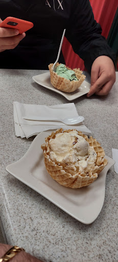 Ice Cream Shop «Oberweis Ice Cream and Dairy Store», reviews and photos, 3152 95th St, Evergreen Park, IL 60805, USA