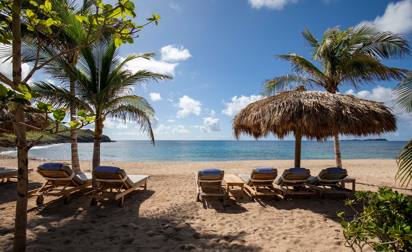 Toiny Bay beach'in fotoğrafı parlak kum yüzey ile