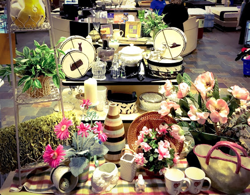 Thrift Store «St. Vincent De Paul Thrift Store», reviews and photos, 13986 Manchester Rd, Ballwin, MO 63011, USA