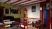 Atmosphère du Restaurant français La Croix Blanche à Saint-Sornin-Leulac - n°5