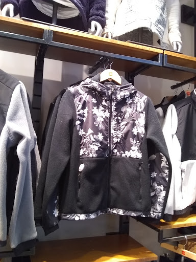 Clothing Store «The North Face», reviews and photos, 4325 Glenwood Ave, Raleigh, NC 27612, USA