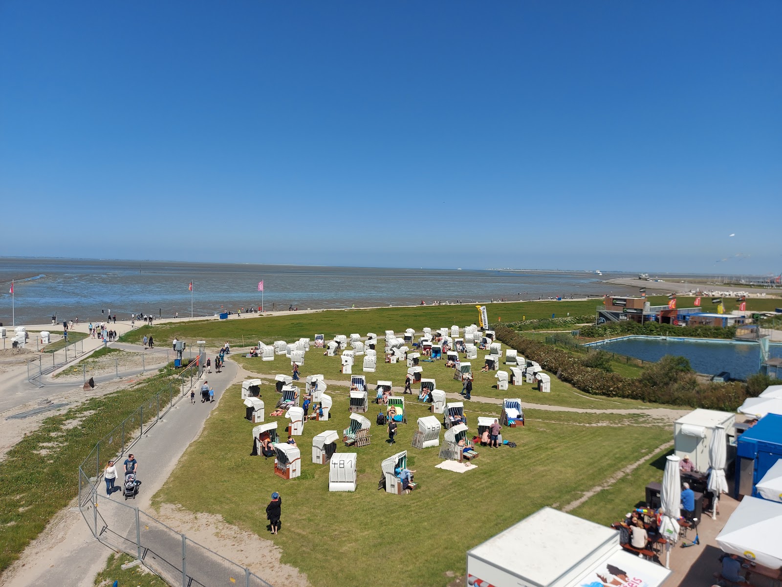 Foto de Praia de Norddeich com areia cinza e seixos superfície