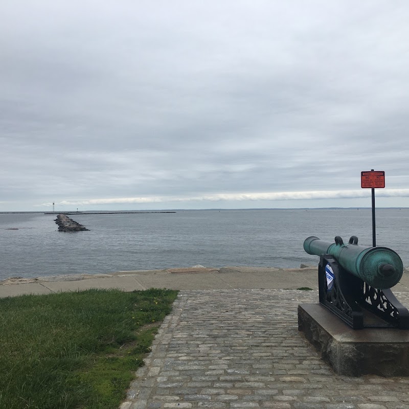 Cannon statue at Seaside Park