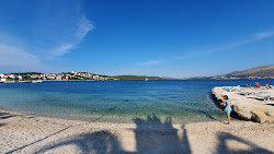 Okrug Gornji IV beach'in fotoğrafı - rahatlamayı sevenler arasında popüler bir yer