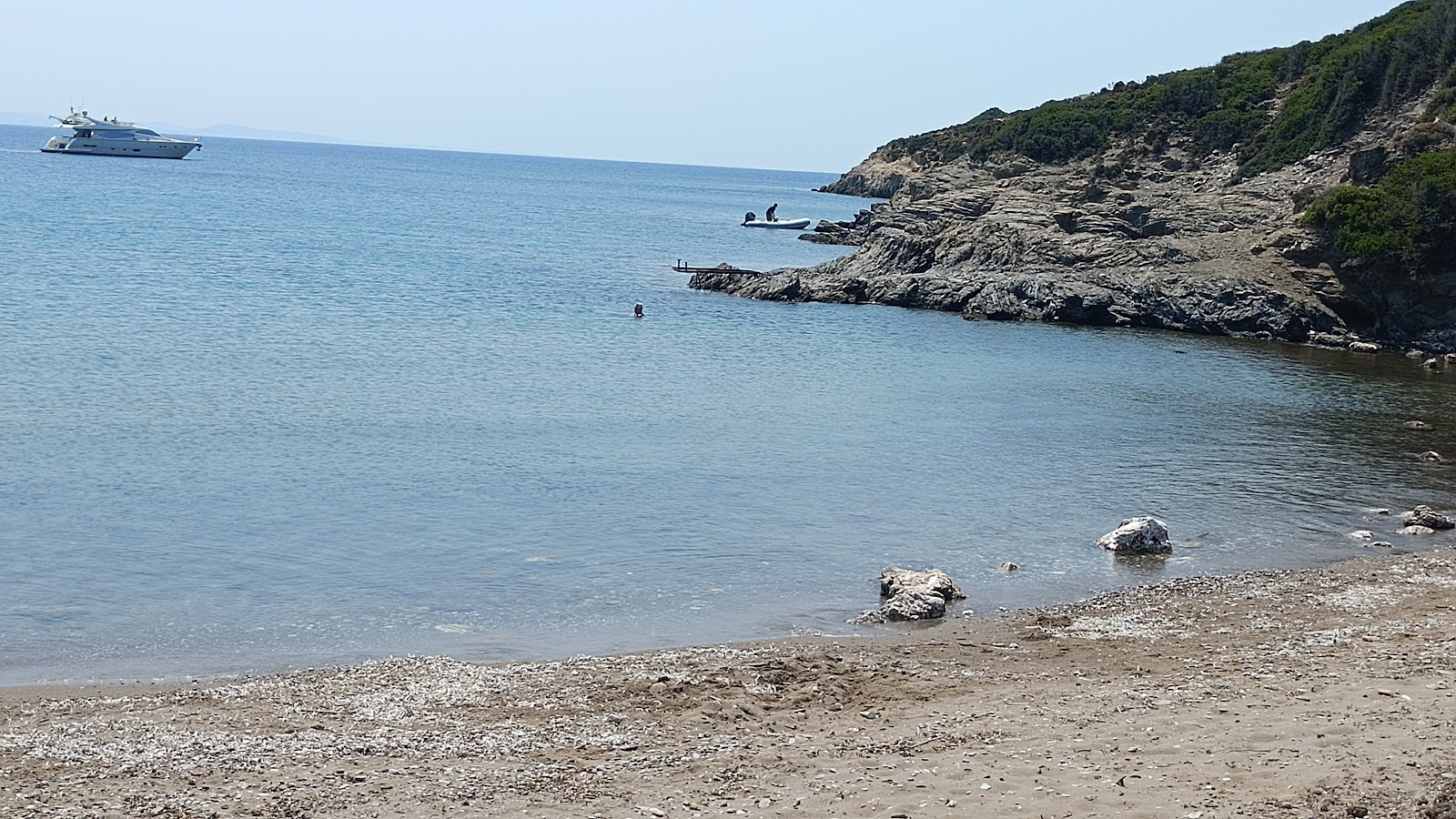 Fasoli Beach'in fotoğrafı uçurumlarla desteklenmiş