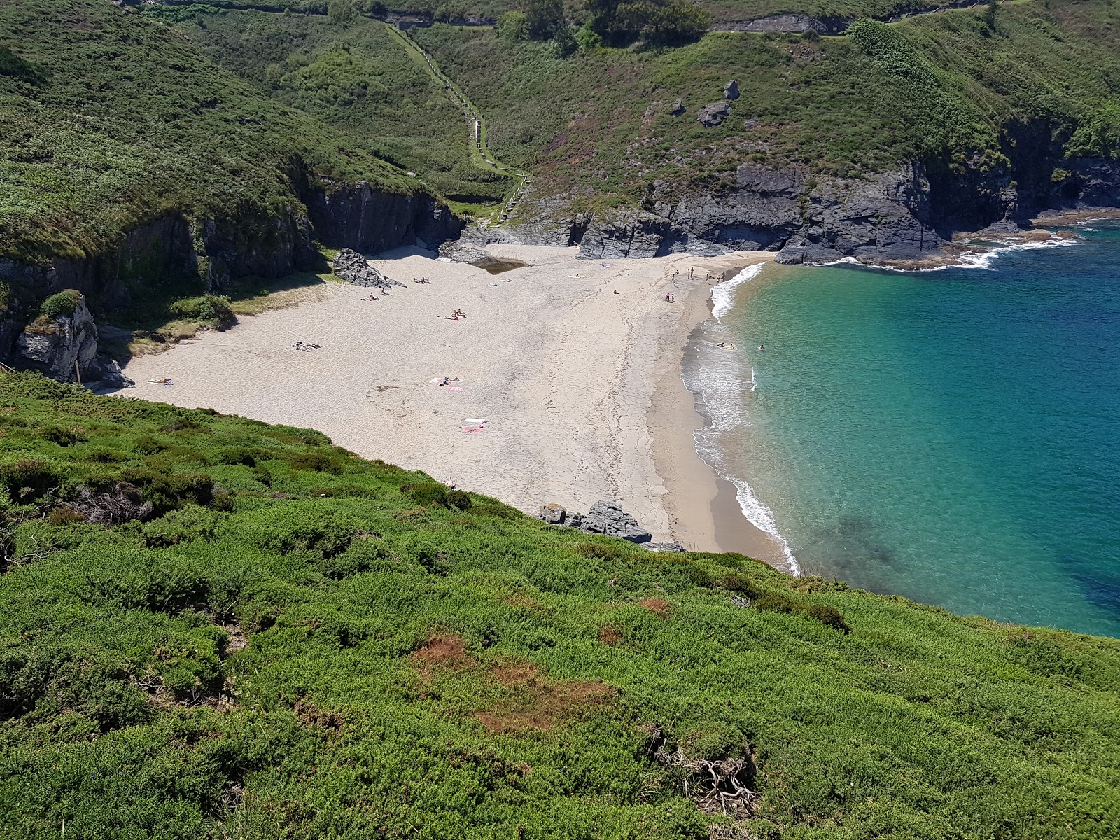 Photo de Playa de Arnielles - endroit populaire parmi les connaisseurs de la détente