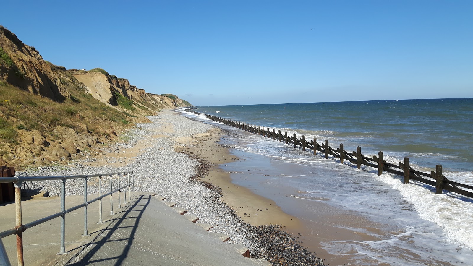 Foto af West Runton Beach omgivet af bjerge