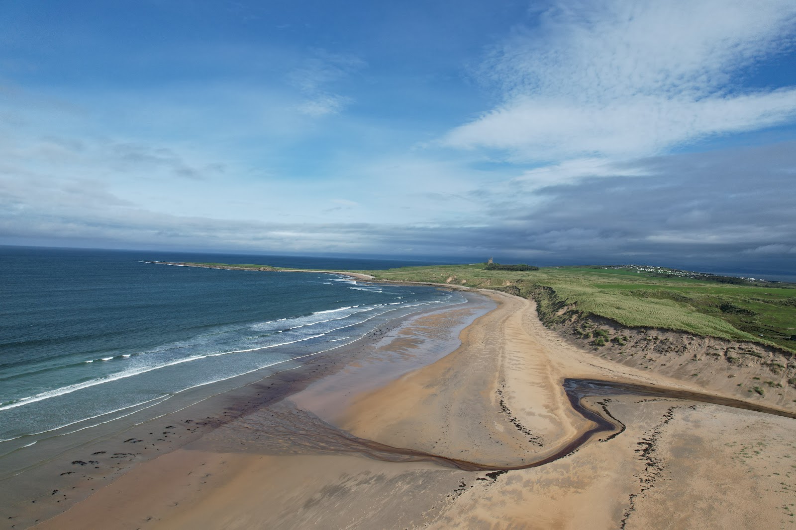 Foto de Trawalua Beach com areia brilhante superfície