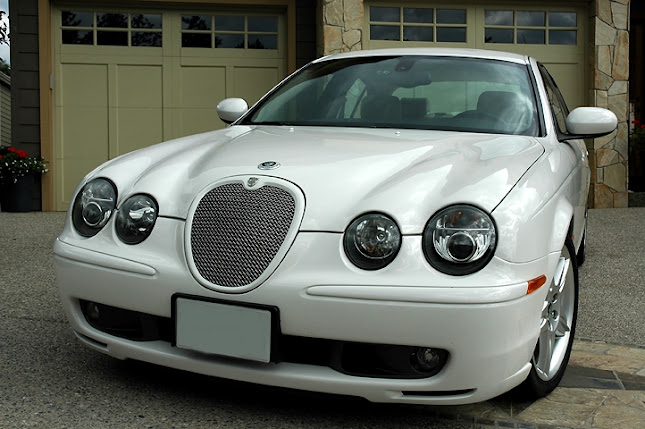 Esküvői autóbérlés / Hófehér Jaguar kölcsönzés ( Esküvőre menyasszonyi luxus autó bérlés sofőrrel ) - Ruhabolt