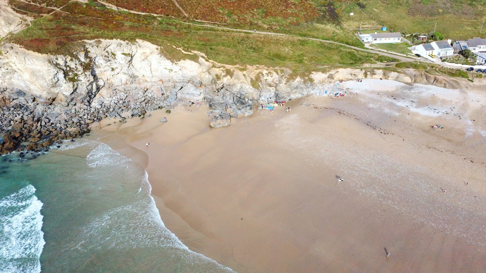 Fotografie cu Porthtowan beach cu nivelul de curățenie înalt