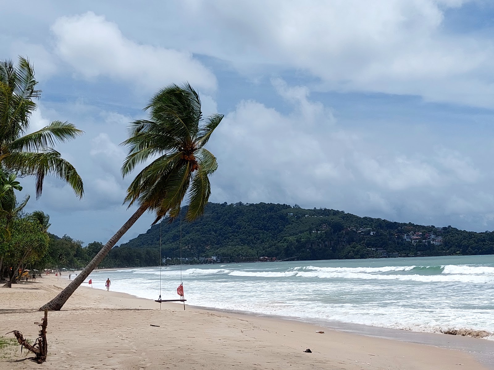 Patong Plajı'in fotoğrafı uçurumlarla desteklenmiş