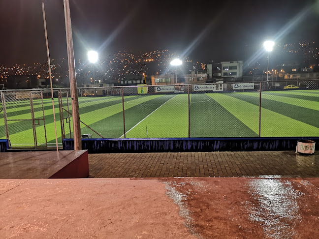 Opiniones de Liga Barrial Clemente Ballen en Quito - Campo de fútbol