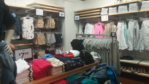 Clothing Store «Gap Outlet», reviews and photos, 5220 N Rose St, Rosemont, IL 60018, USA