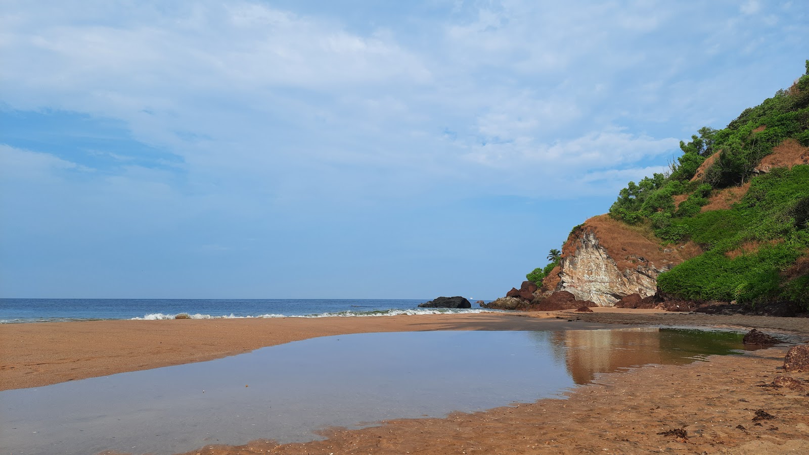 Foto di Grandmother's Hole Beach sorretto da scogliere