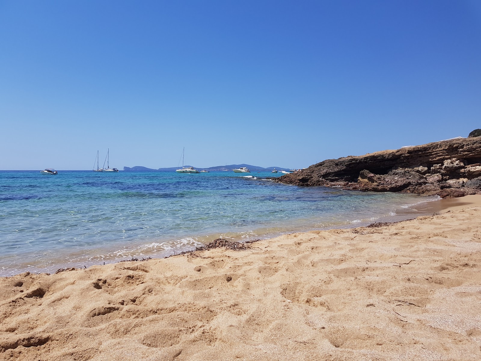 Foto de Cala Burantino com meios de comunicação nível de limpeza