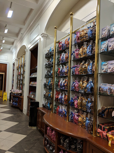 Chocolate Shop «Ghirardelli Ice Cream and Chocolate Shop», reviews and photos, 830 N Michigan Ave, Chicago, IL 60611, USA