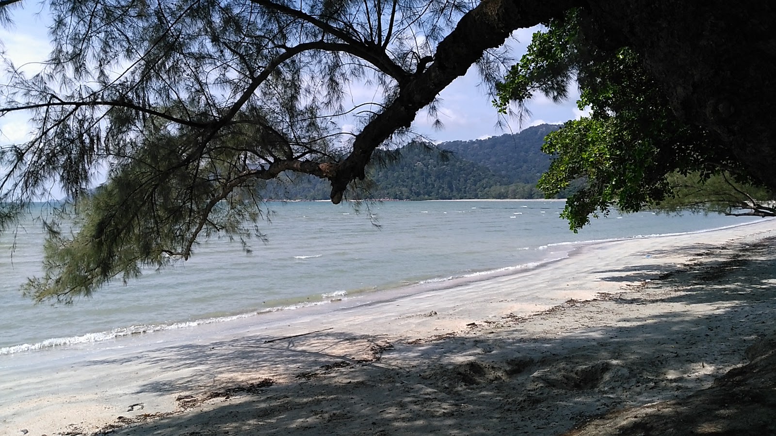 Foto av Teluk Gorek Beach omgiven av klippor