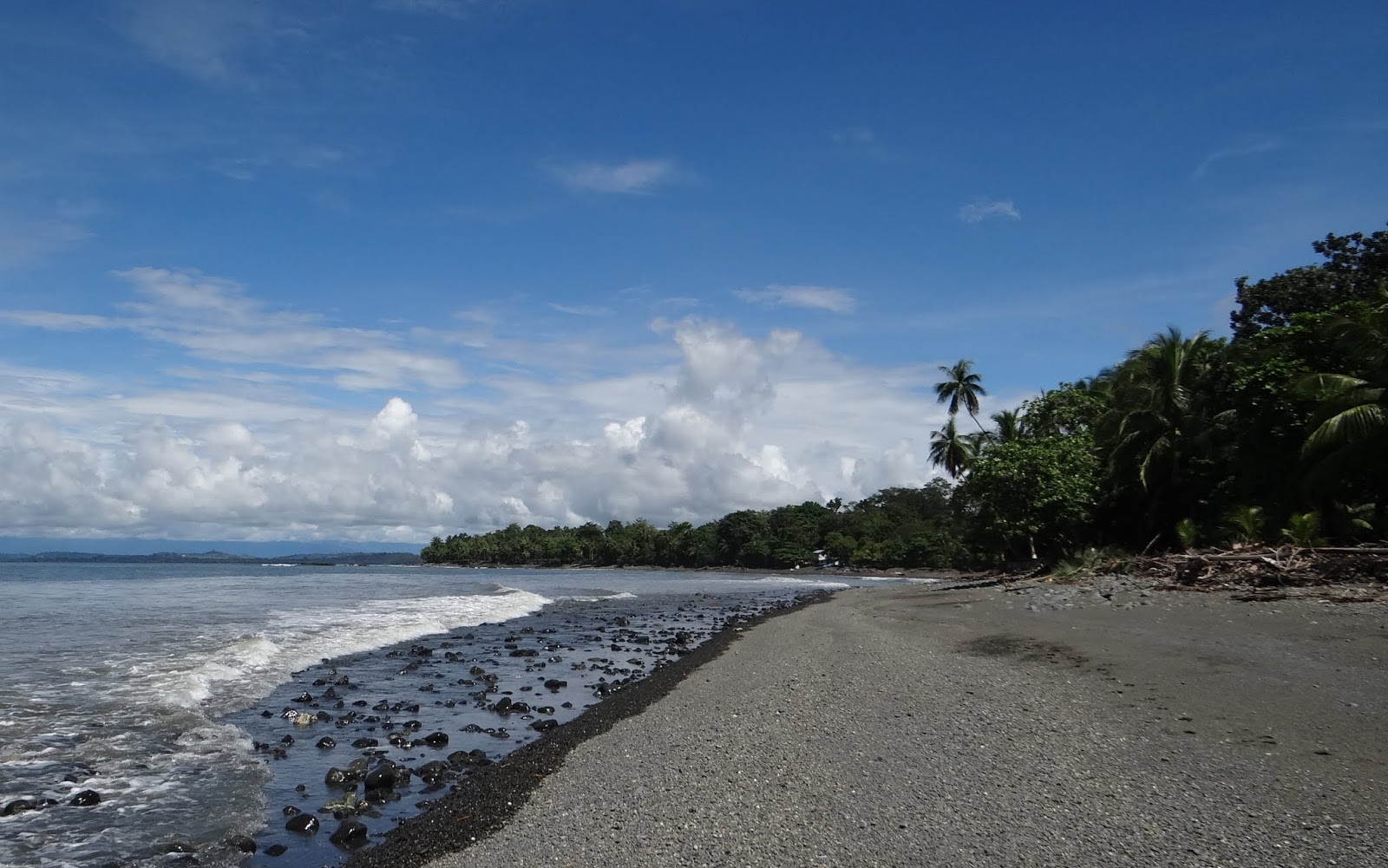 Foto av Playa Pavones med brunsten yta