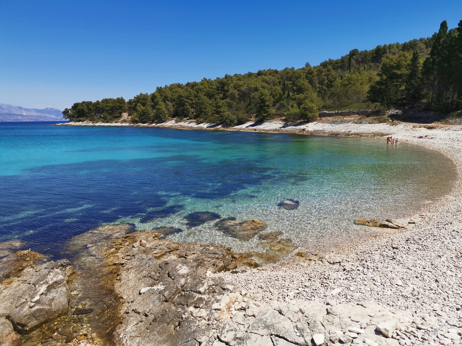 Foto di Borak Bay con una superficie del ciottoli beige