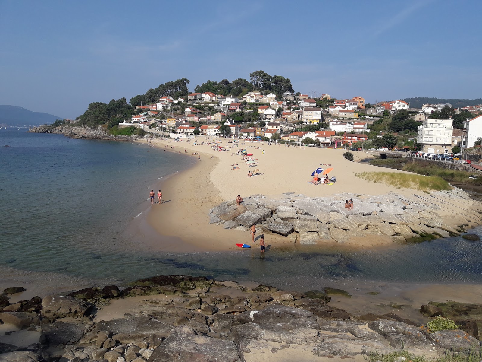Foto di Praia de Loira con una superficie del sabbia bianca fine