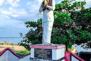 MGR Statue, Passaiyoor image